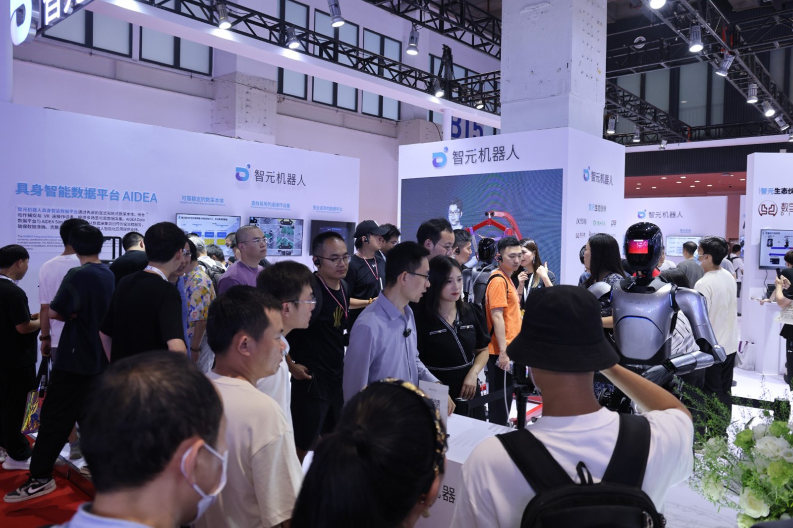 米兰·(milan)集团机器人亮相世界机器人大会WRC