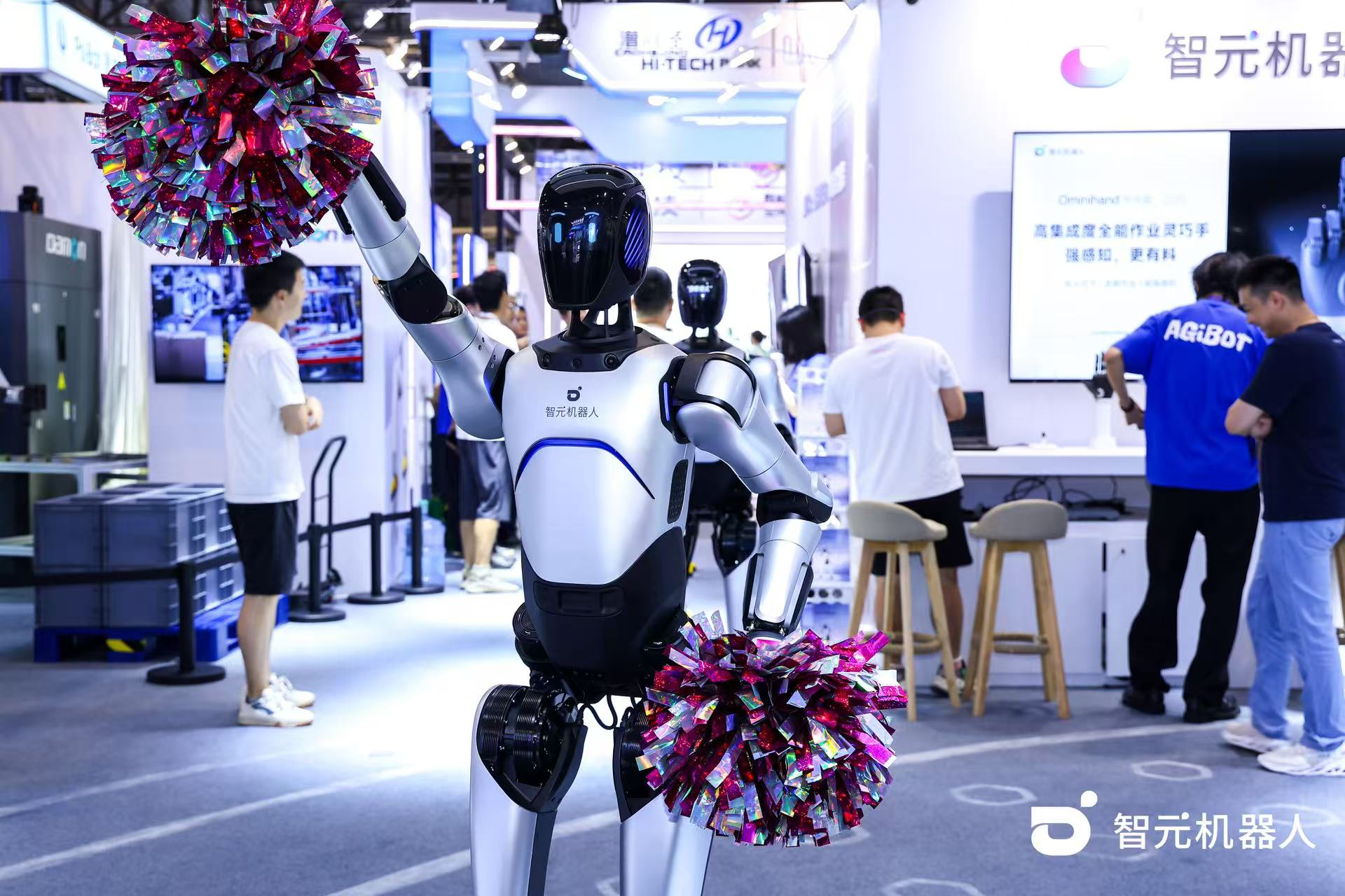 米兰·(milan)集团机器人 WAIC 首日展台火爆，机器人家族集体打工忙不停